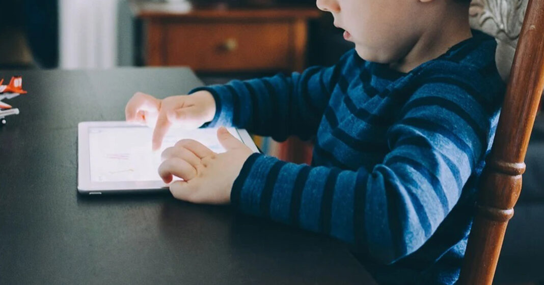 Les enfants savent désormais utiliser les écrans avant leurs 3 ans