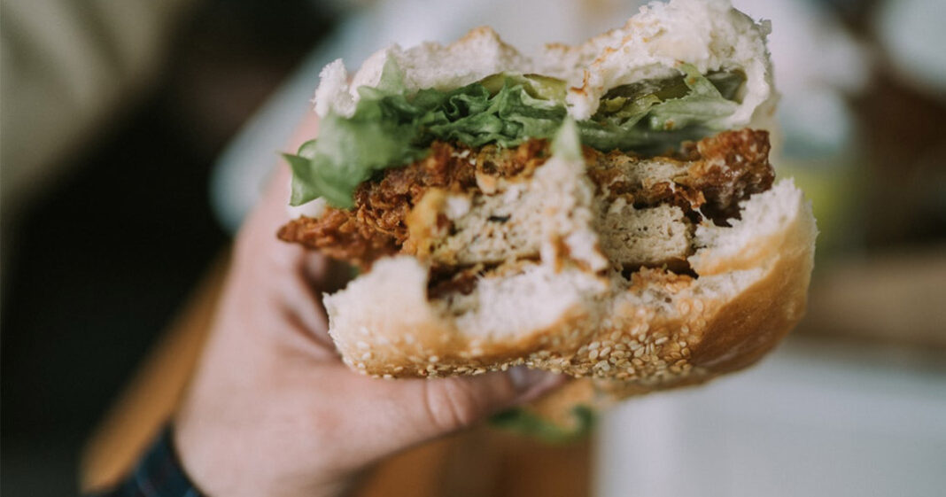 Les pauses rapides et la malbouffe ont conribué à nous faire mangé plus rapidement avec le temps
