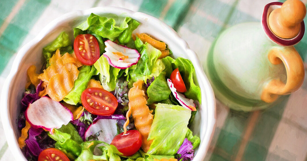 Manger des légumes crus en salade est idéal pour améliorer la santé cardiovasculaire
