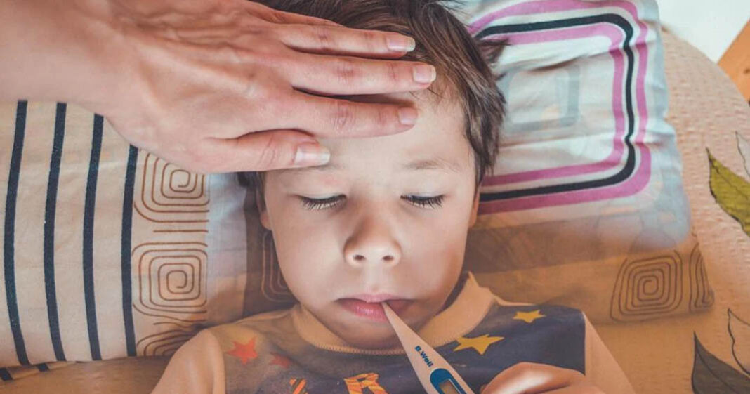 Le grippe de la tomate est une maladie infantile contagieuse mais pas mortelle d'après les médecins