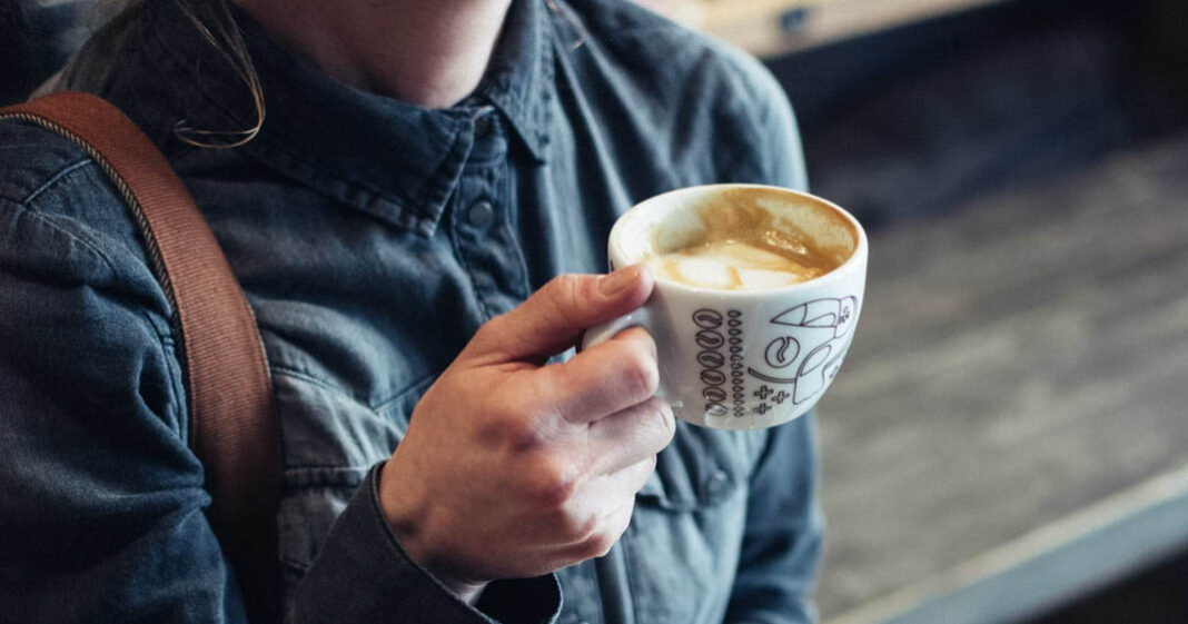 Boire deux cafés sucrés par jour augmenterait notre longévité