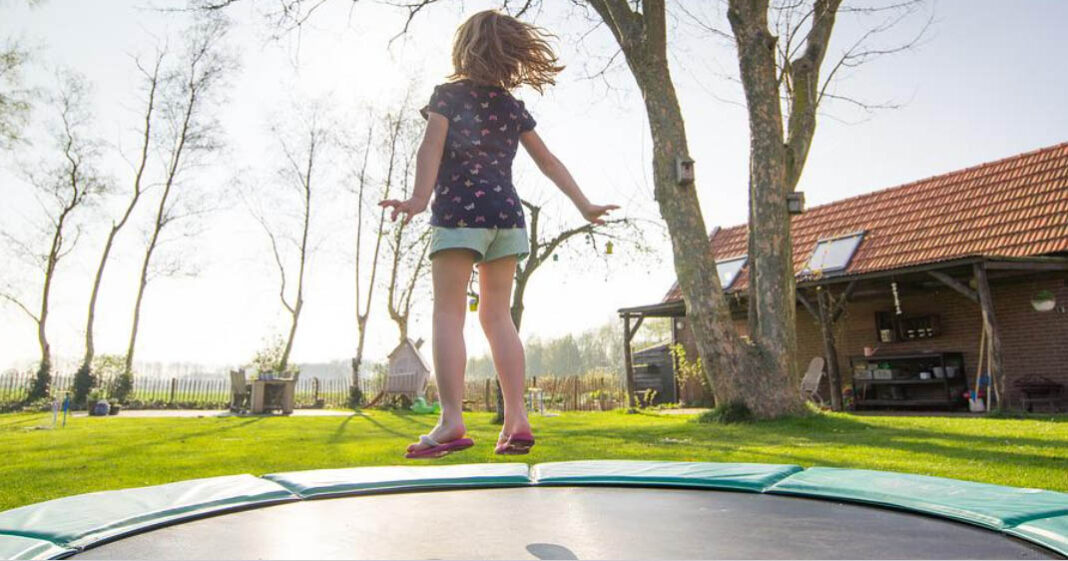 La surveillance est toujours recommandée quand un enfant fait du trampoline