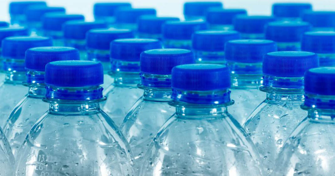 Les bouteilles d'eau contiennent une grande quantité de micro-plastiques ingérés par la suite dans l'organisme