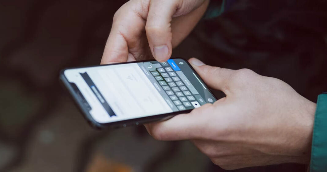 Envoyer un SMS à un proche a un impact souvent sous-estimé sur la santé mentale