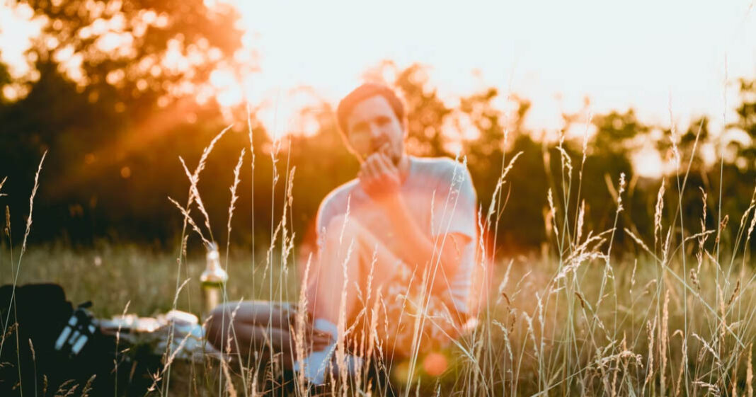 Les hommes ont plus tendance à avoir faim après une exposition au soleil