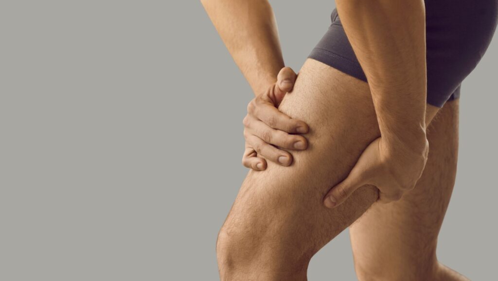 Cruralgie sur cuisse d'un homme