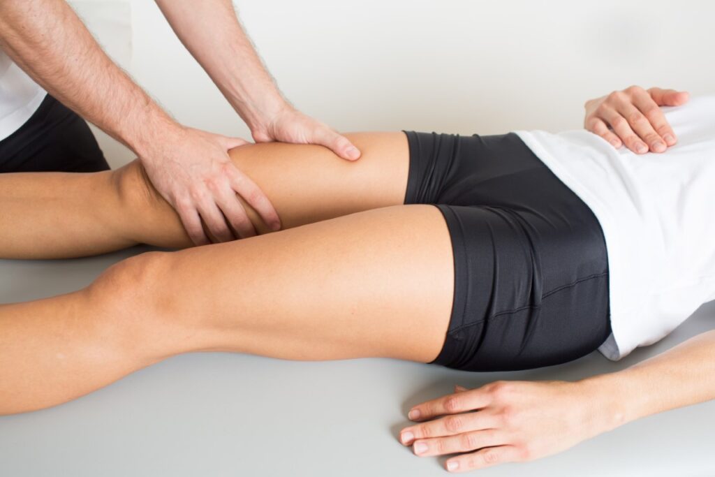 Massage contre douleur à la cuisse