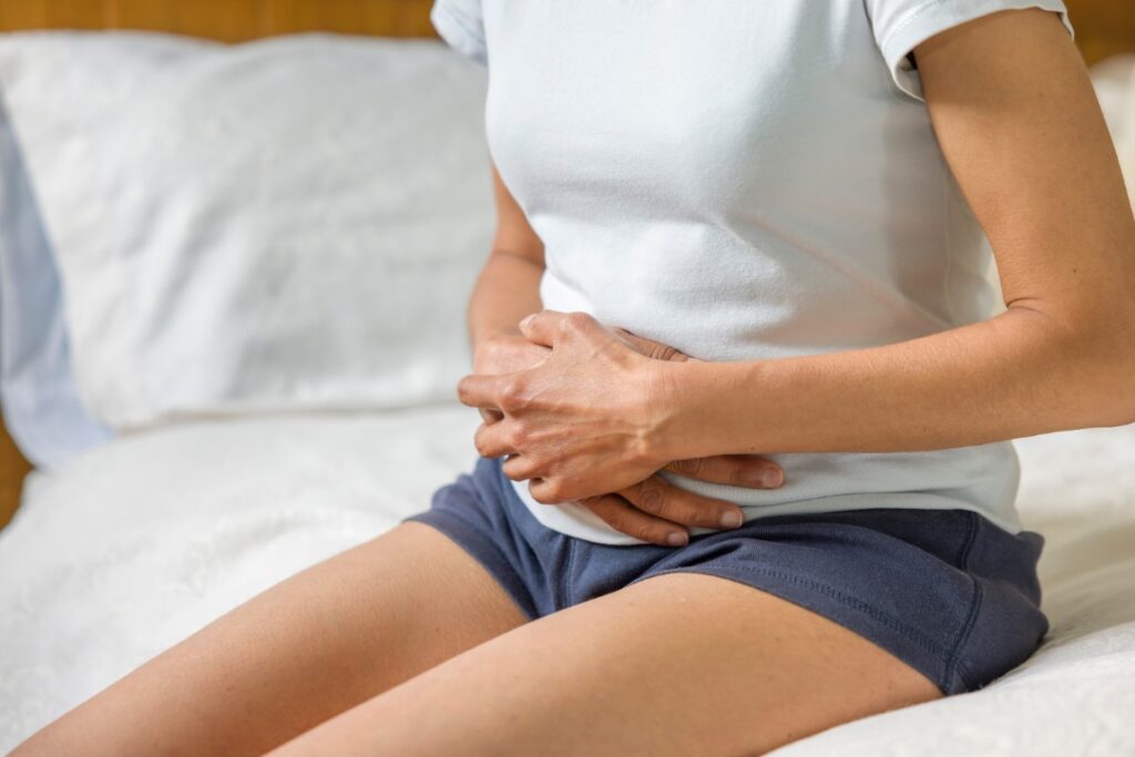 Femme souffrant de ventre gonflé et douloureux
