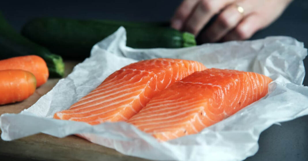Le saumon est bon pour réduire les crampes menstruelles