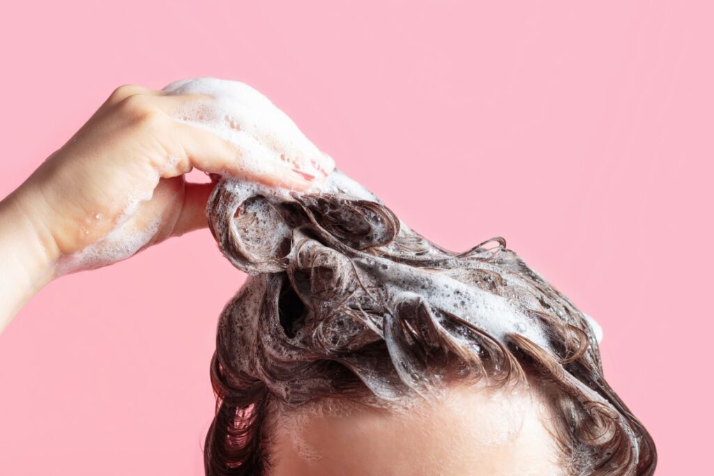 Réduire les shampoings en cas de croûtes