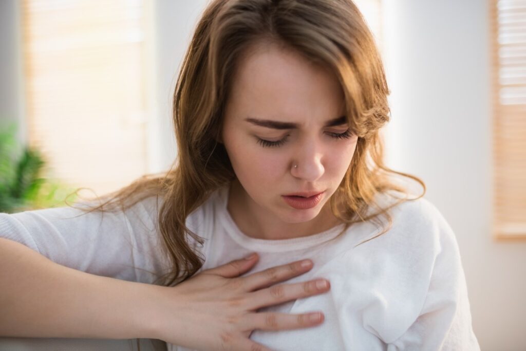 Femme souffrant de douleurs thoraciques