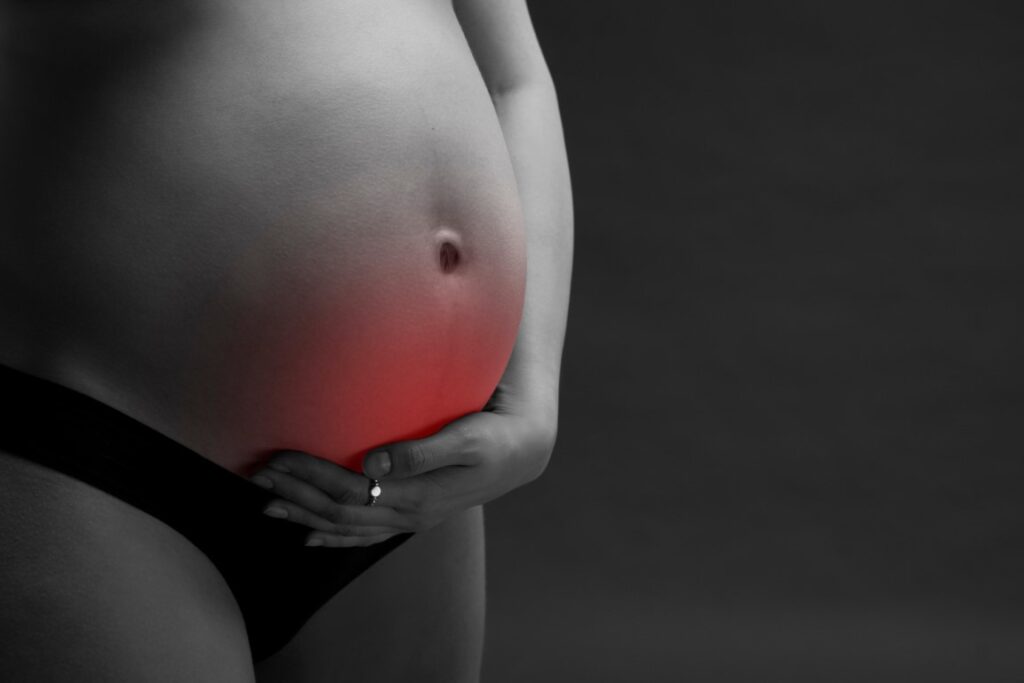 Douleurs au niveau du ventre d'une femme enceinte