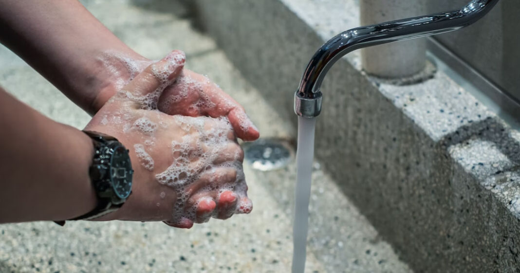 Une étude a déterminée l'efficacité de l'eau froide contre les bactéries