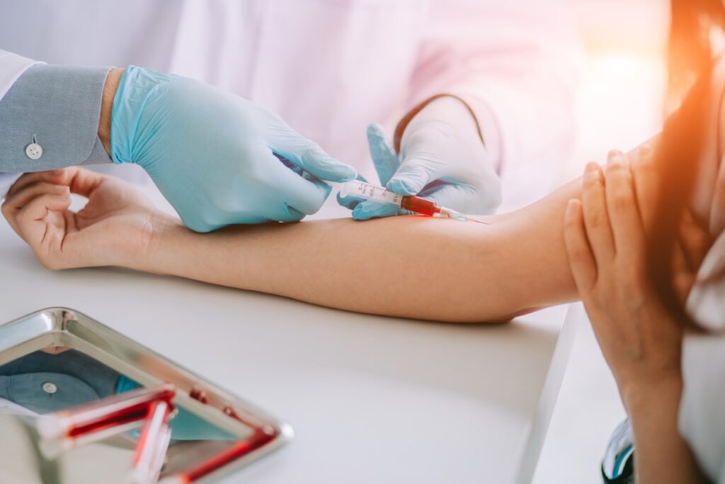 Une prise de sang réalisée par une infirmière