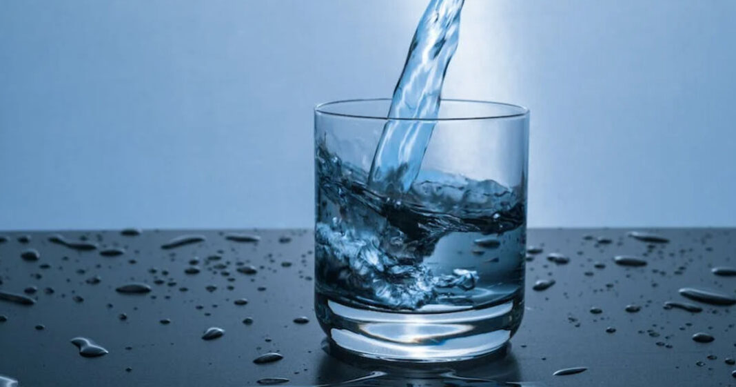 Boire suffisament d'eau chaque jour aide notre corps à rester en forme
