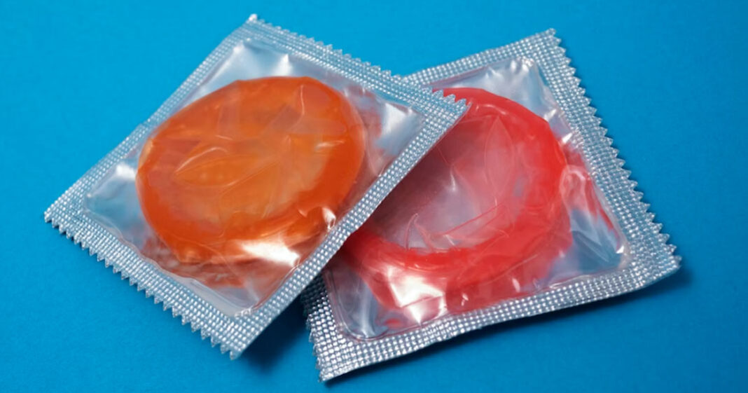 Certains préservatifs masculins peuvent être distribuées gratuitement et sans ordonnance aux moins de 26 ans