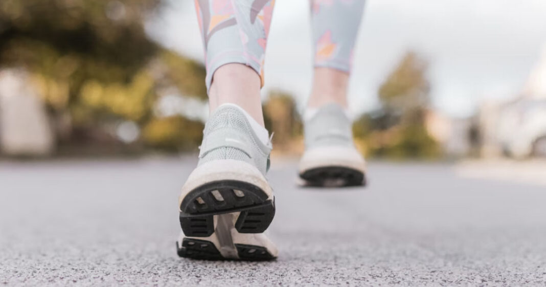 Le fait de marcher 8 000 pas par jour aiderait à limiter les risques de décès prématuré