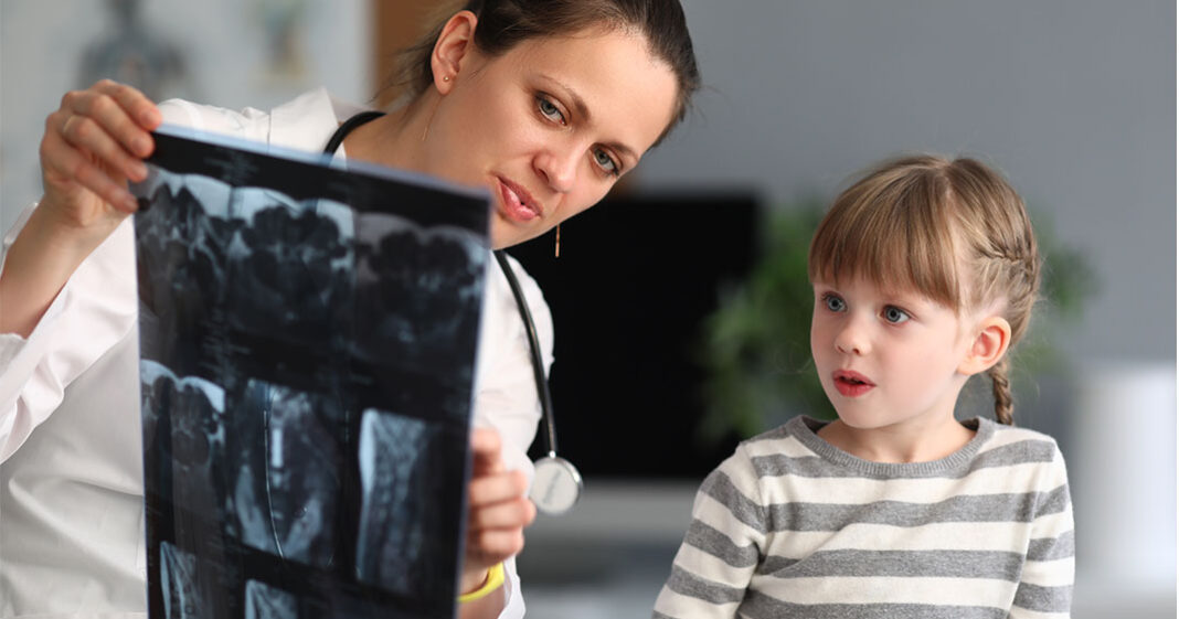 Les examens aux rayons X peuvent représenter un risque chez les enfants