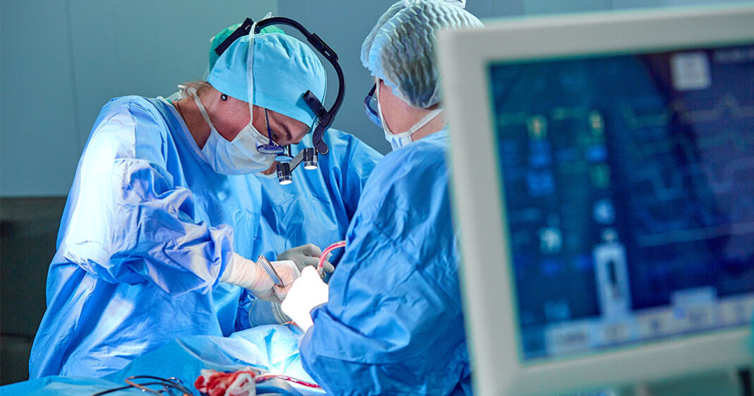 Une opération pour transplanter un cœur battant
