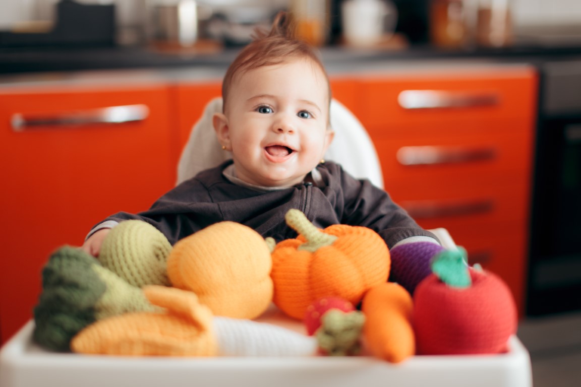 bébé devant des légumes