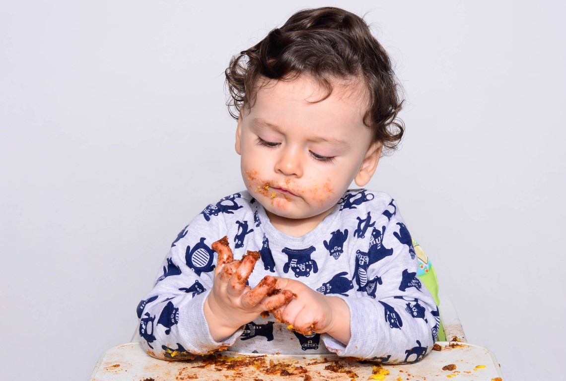 bébé qui mange et qui en met de partout