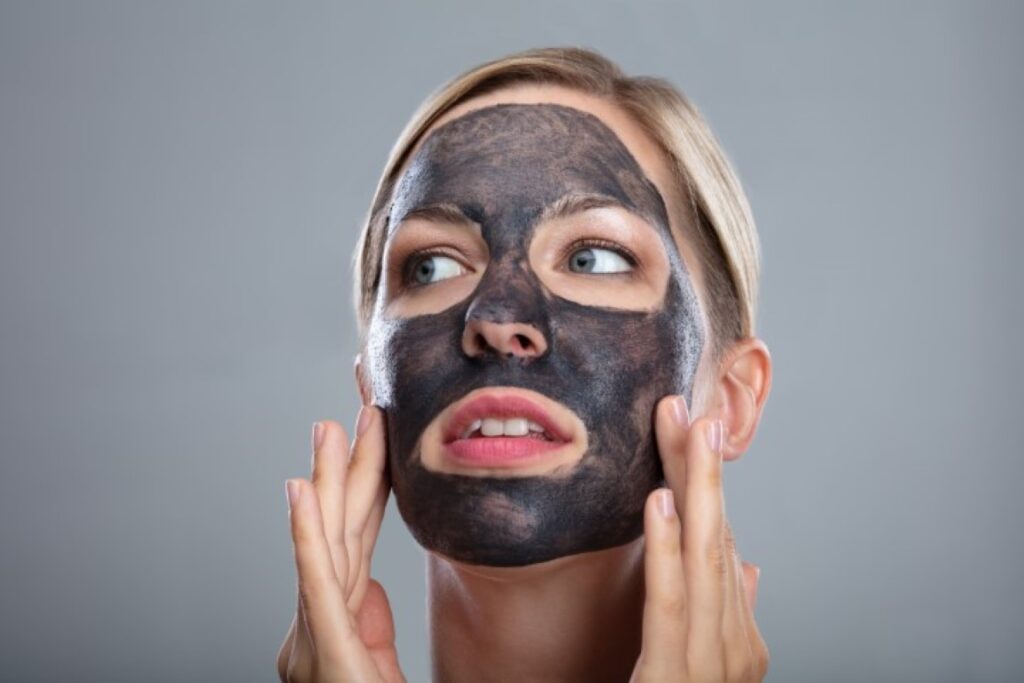Le charbon végétal peut être utilisé pour faire des masques