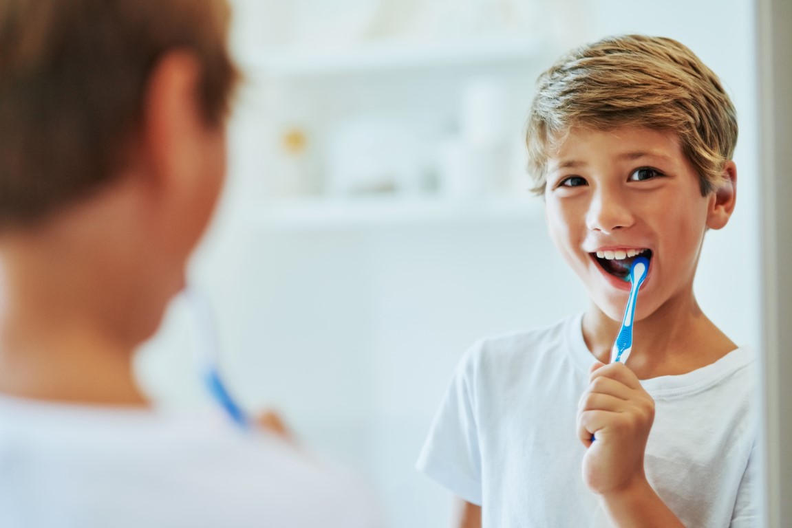 enfant qui se brosse les dents
