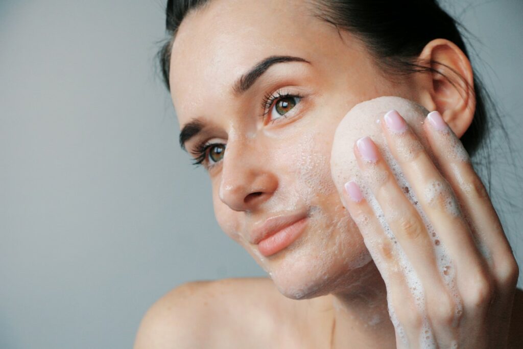 Bien se laver le visage peut aider à éviter le bouton de fièvre