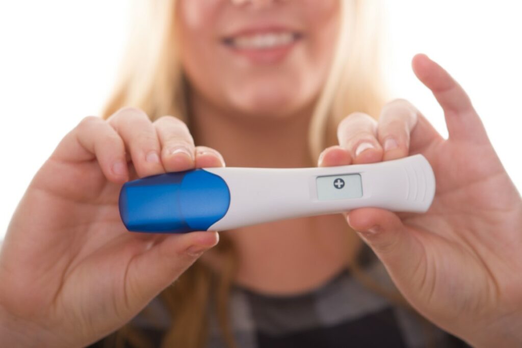 Femme avec un test de grossesse 