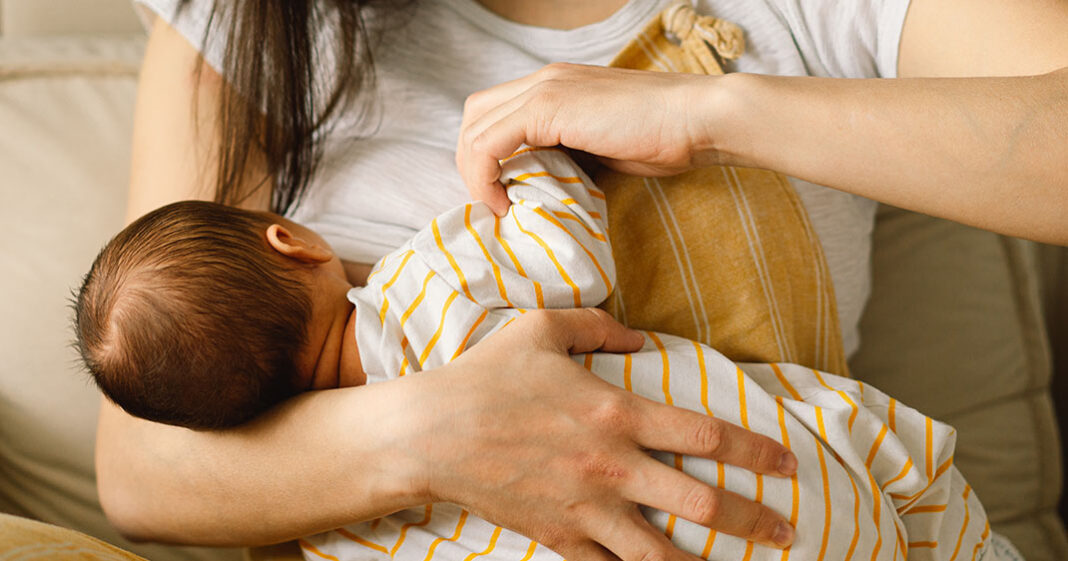 Une femme en train d'allaiter son bébé