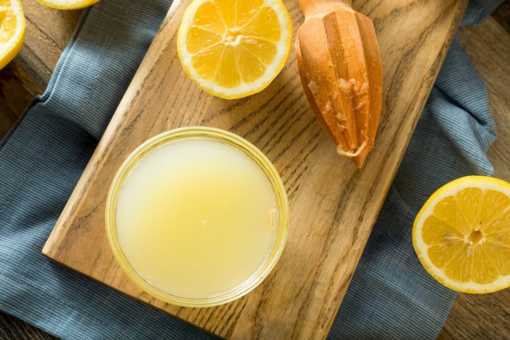 Le verre d'eau chaude avec du jus de citron est l'astuce détox la plus connue