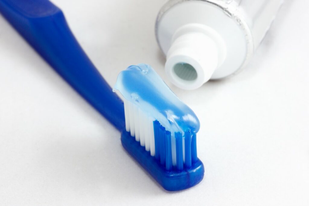 SE brosser les dents est la méthode la plus simple pour calmer la douleur gencive