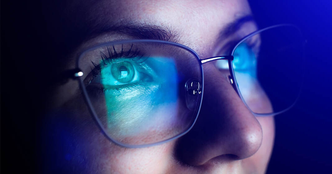 Une femme portant des lunettes anti-lumière bleue