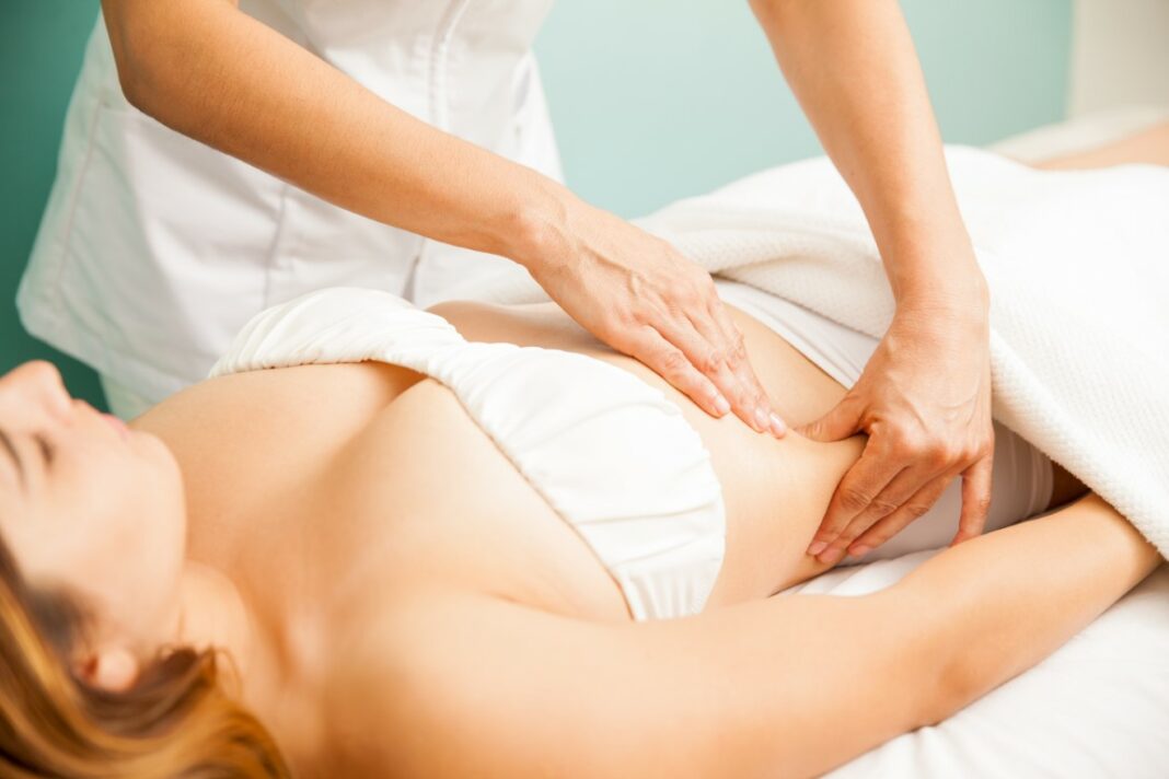 Réaliser un massage pour stimuler le drainage lymphatique