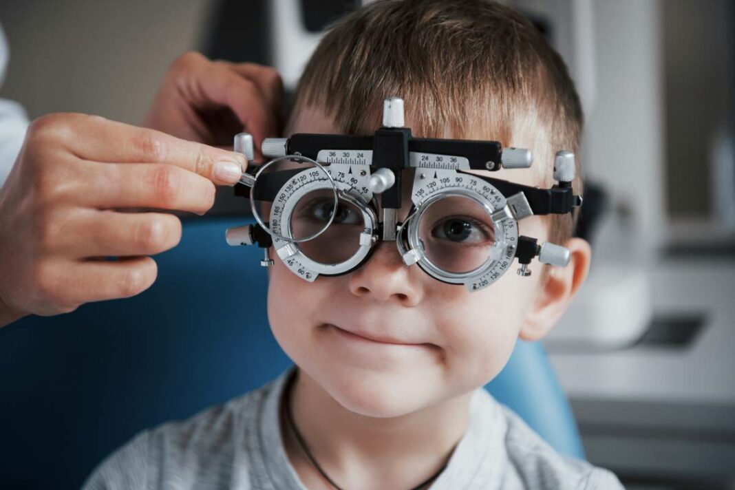 enfant fait des tests pour la conception de ses lunettes