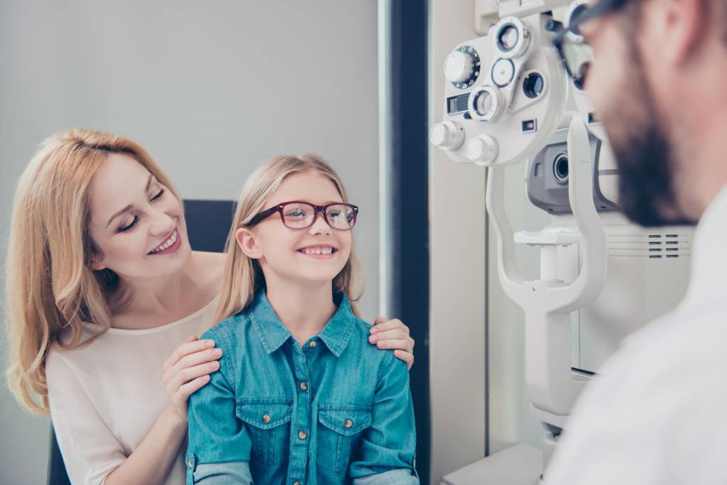 petite fille heureuse avec ses nouvelles lunettes
