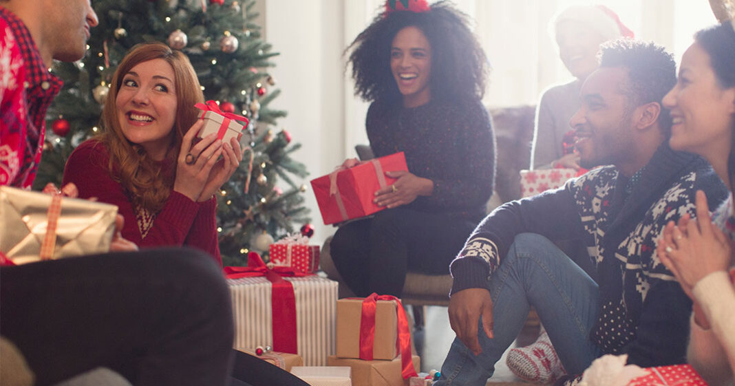 Le fait de secouer un cadeau stimule la réflexion des observateurs et de la personne qui secoue