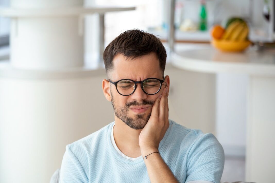 Souffrir d'un mal de dents très douloureux