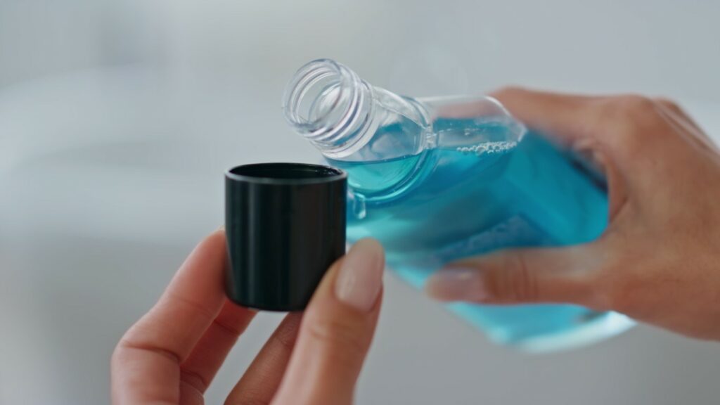 Le bain de bouche diminue les risques d'infection