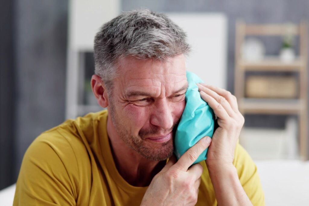 Une compresse froide peut calmer un mal de dents