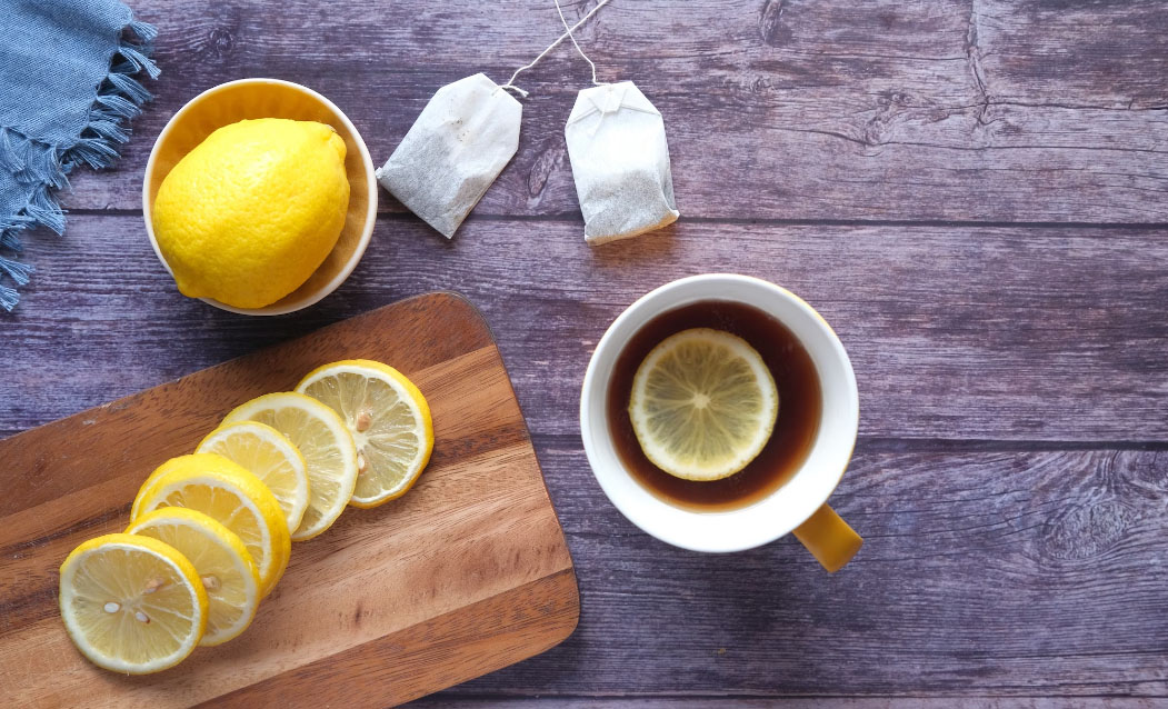 Ajouter une tranche de citron dans le thé peut avoir de nombreux bienfaits