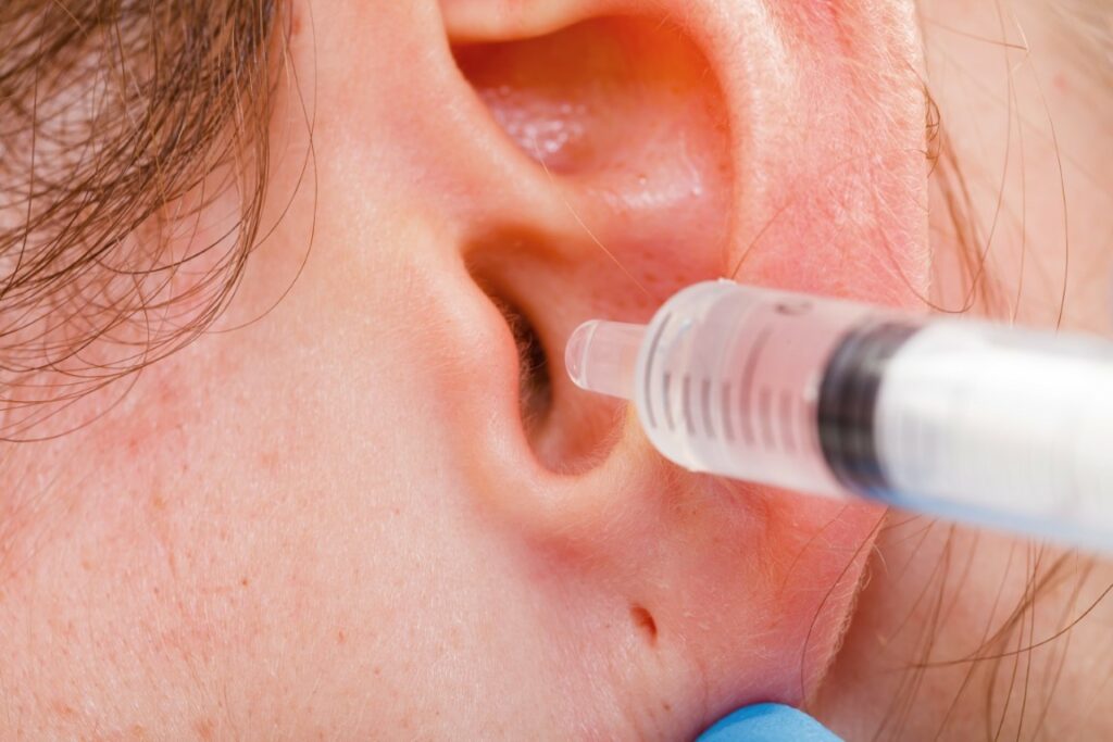 Se nettoyer l'intérieur des oreilles avec de l'eau