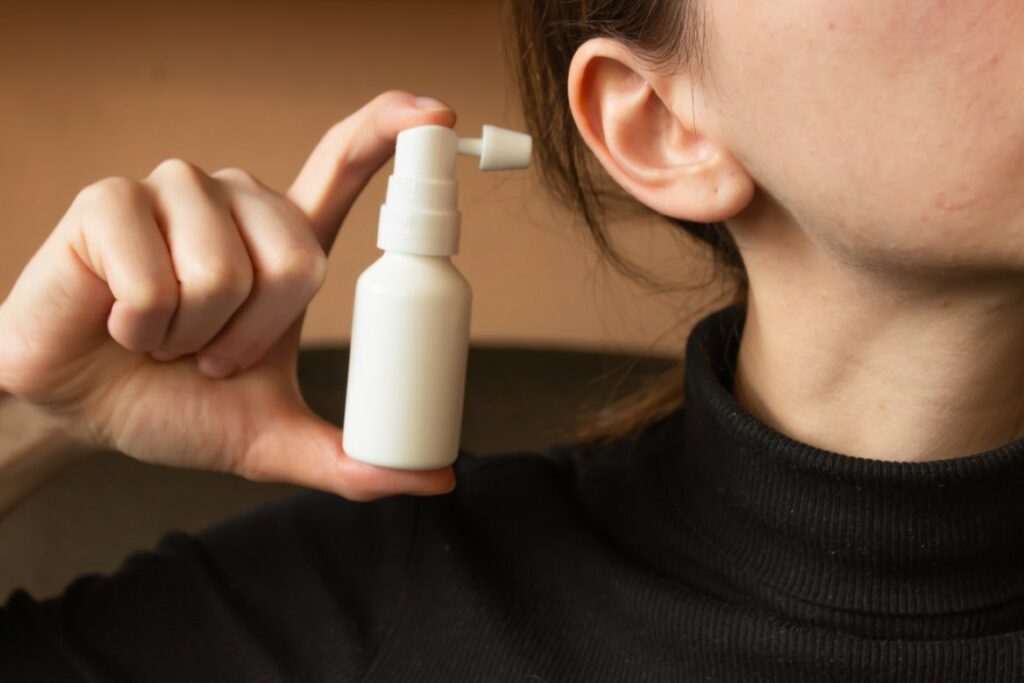 Utiliser un spray spécial permet de ramollir le bouchon d'oreille