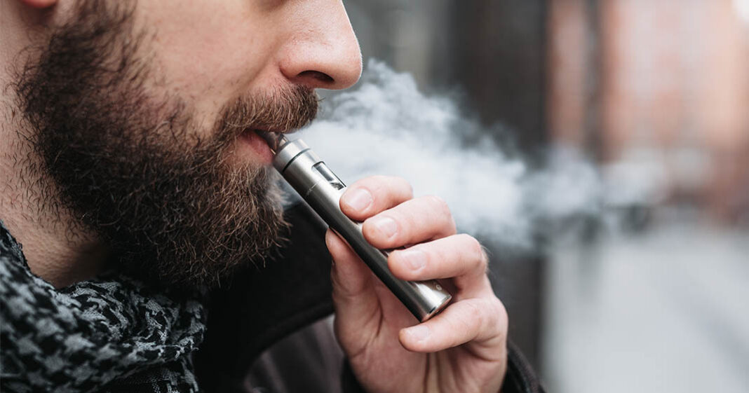 La cigarette électronique augmenterait les chances d'arrêter de fumer