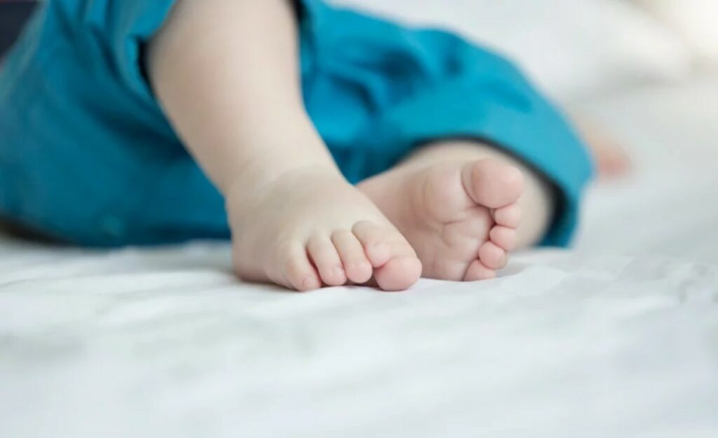 Regarder les gros orteils permet de repérer la maladie de la pierre à la naissance