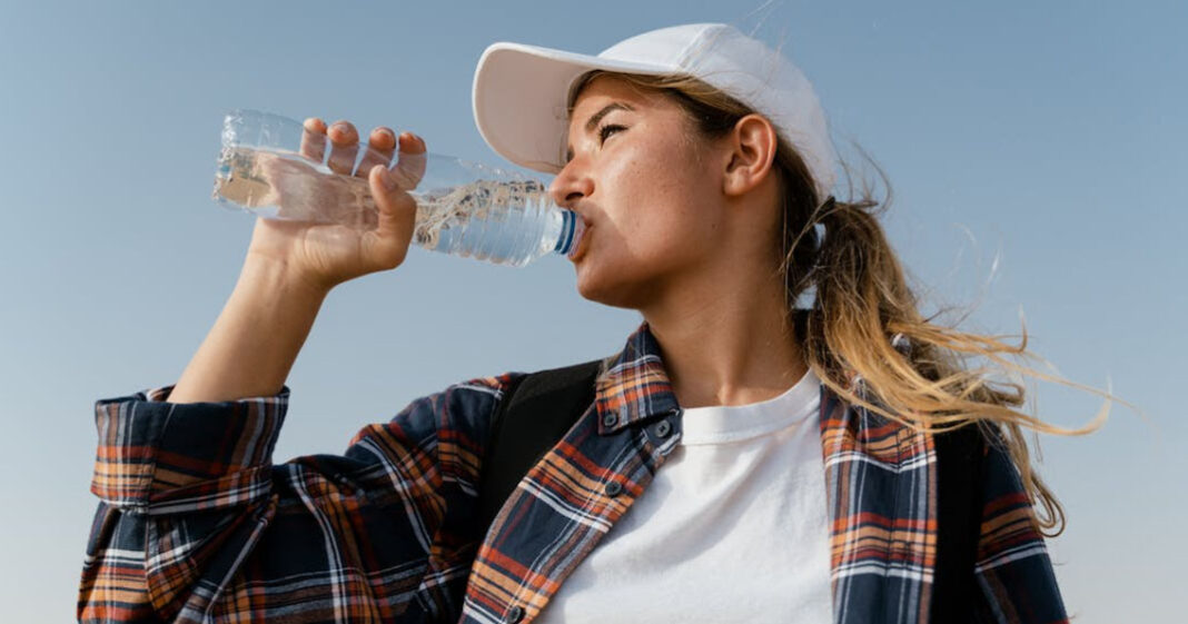 L'eau en bouteille contiendrait de trop grandes quantités de plastique