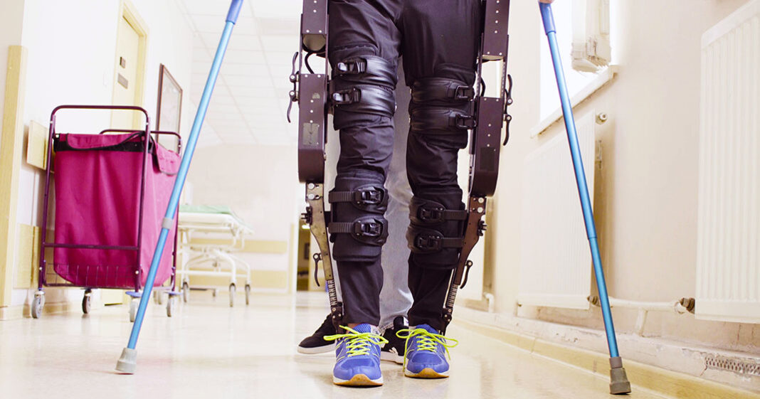 Patient en rééducation portant un exosquelette
