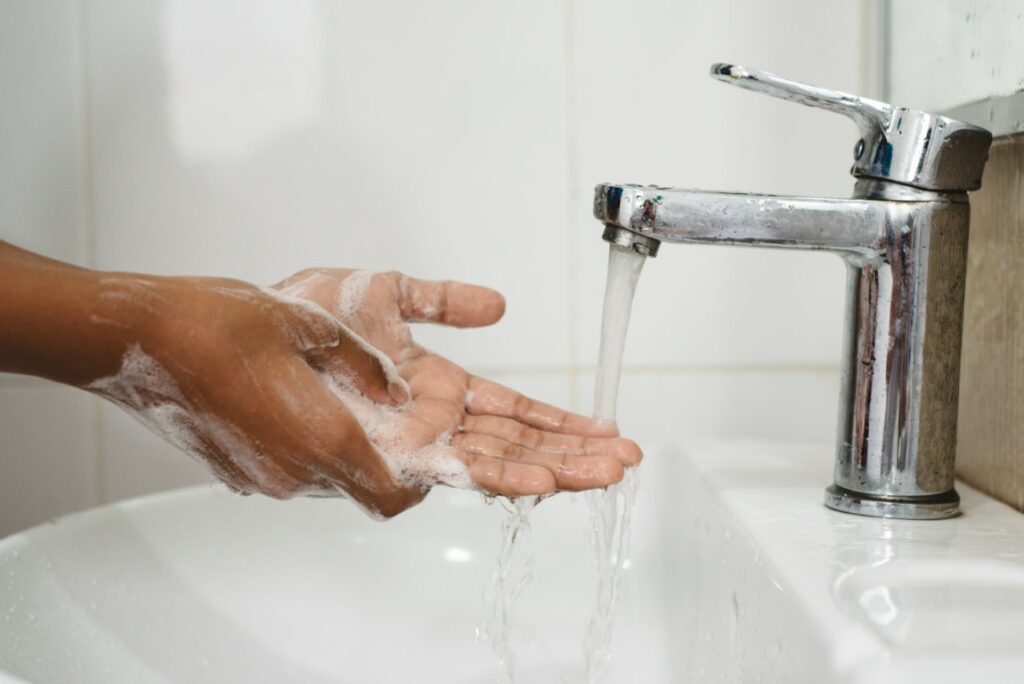 Bien se laver les mains est important pour éviter la prolifération des bactéries