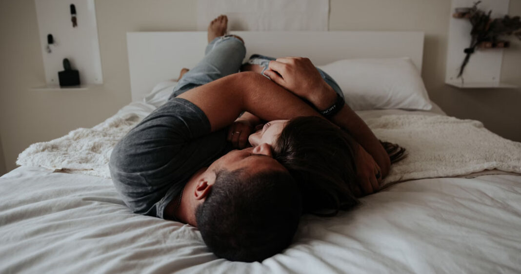 Les câlins aideraient les femmes à se sentir plus en confiance et heureuses dans le couple
