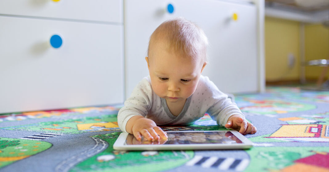 Un projet vise à interdire l'accès aux écrans pour les moins de 3 ans en crèche et chez les assistantes maternelles